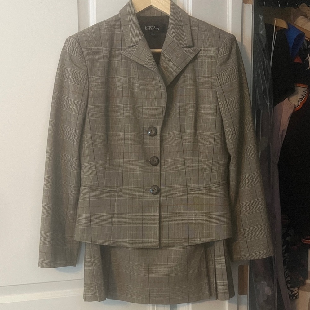 Kasper Women's Classic 2-Piece Tan Checkered Suit